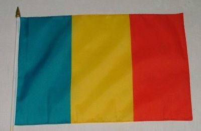 Bandera en un palo de madera Rumania
